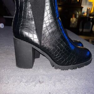 SHEIN Black Croc-Patterned Heeled Boots